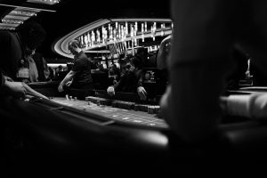 Người dùng kiểm tra thông tin và độ an toàn của một website casino trên laptop