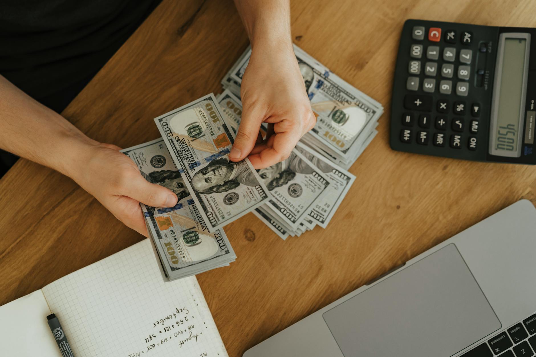 Người chơi sắp xếp chip và quản lý ngân sách khi chơi baccarat