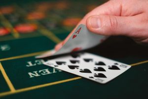 Người chơi trải nghiệm xì dách online trên điện thoại với giao diện rõ ràng