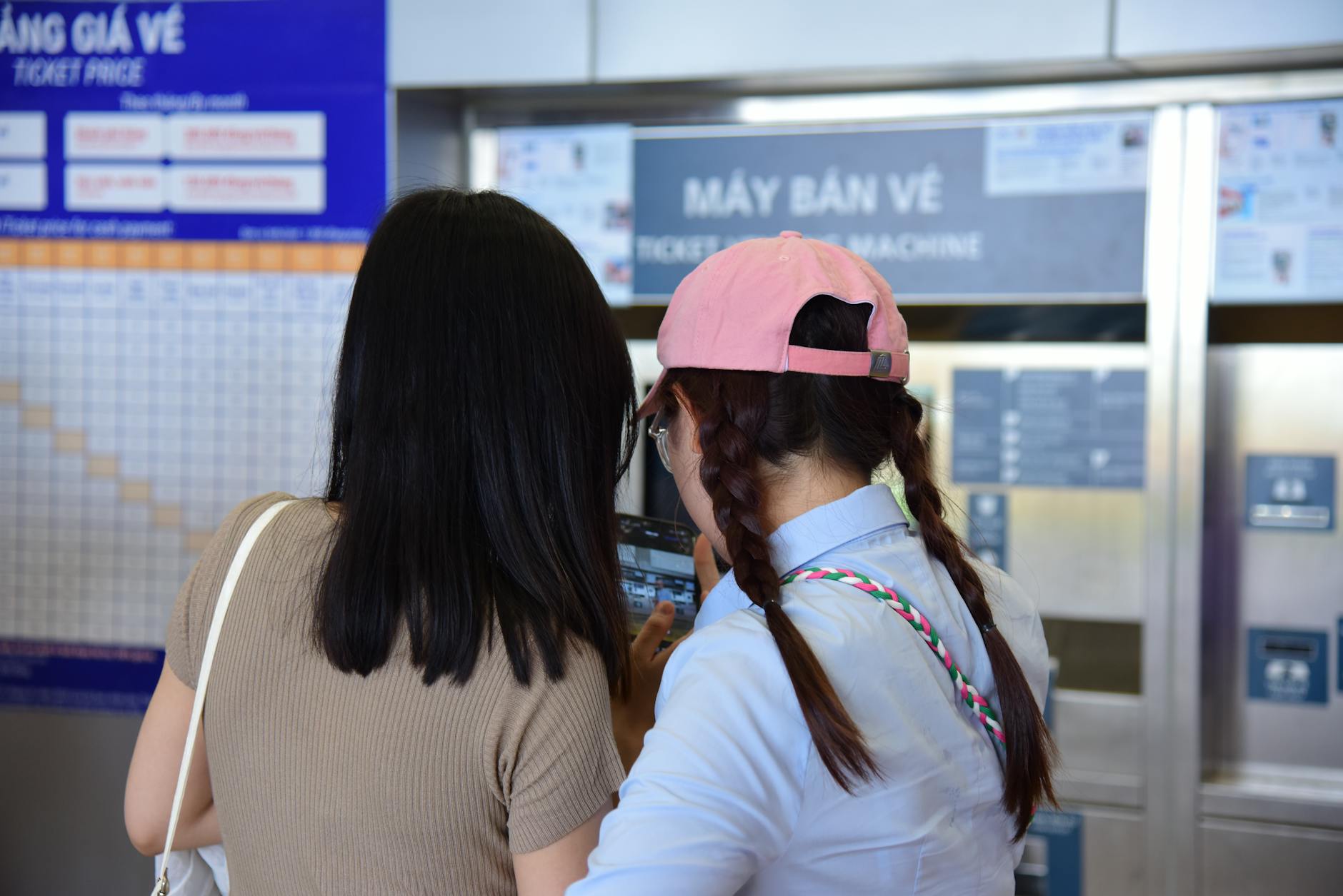Người dùng kiểm tra kết quả xổ số trên điện thoại